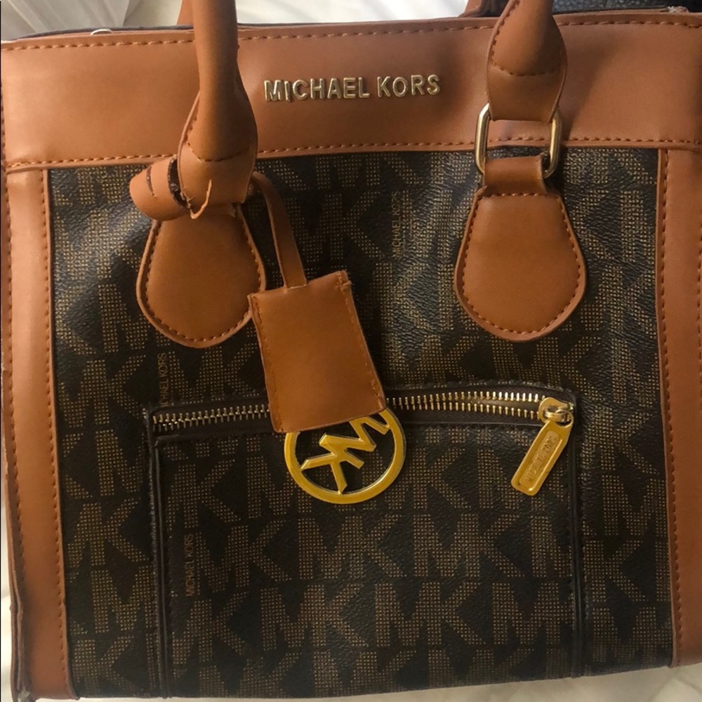 medium sized micheal kors purse, matching wallet